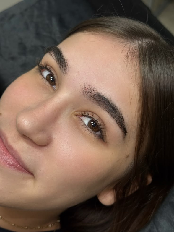 Resultado de brow lamination — sobrancelhas alinhadas e preenchidas
